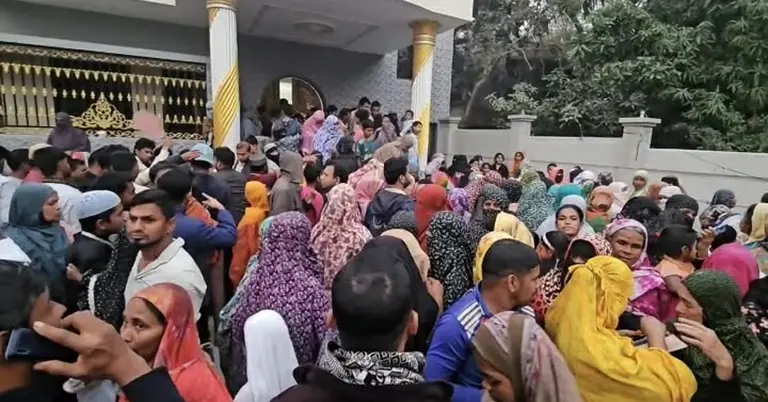 ঘটনাস্থলে স্থানীদের ভিড়